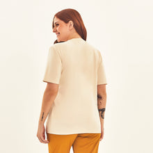 Laad de afbeelding in de Gallery-viewer, Model Back: Uv Line Fitness Top T-Shirt Solar Off White Upf50+