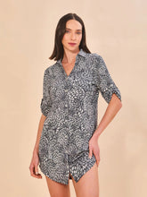 Laad de afbeelding in de Gallery-viewer, Model Front: Uv Line Shirtdress Shirtdress Asas Upf50+