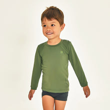 Laad de afbeelding in de Gallery-viewer, Model Front: Uv Line Rash Guard Longsleeve Baby Green Militar Upf50+