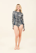Laad de afbeelding in de Gallery-viewer, Model Front: Uv Line One-Piece Swimsuit Macae Dahlia Navy Blue Upf50+