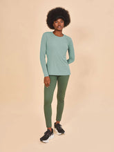 Laad de afbeelding in de Gallery-viewer, Model Front: Uv Line Rash Guard Longsleeve Fem New Fit Verde Agua Upf50+