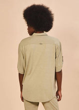 Laad de afbeelding in de Gallery-viewer, Model Back: Uv Line Shirtdress Shirt Copa Sand Upf50+