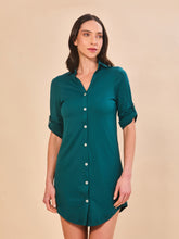 Laad de afbeelding in de Gallery-viewer, Model Front: Uv Line Shirtdress Shirtdress Copenhagen Petroleo Upf50+