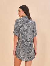 Laad de afbeelding in de Gallery-viewer, Model Back: Uv Line Shirtdress Shirtdress Asas Upf50+