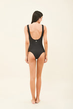 Laad de afbeelding in de Gallery-viewer, Model Back: Uv Line One-Piece Maio Swim Textura Preto Upf50+