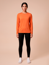 Laad de afbeelding in de Gallery-viewer, Model Front: Uv Line Rash Guard Longsleeve Uvpro Fem Pitanga Upf50+