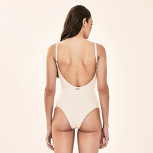 Laad de afbeelding in de Gallery-viewer, Model Back: Uv Line One-Piece Duna Body Textura Upf50+