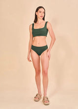 Laad de afbeelding in de Gallery-viewer, Model Front: Uv Line Set Set Fit Color Green Cactus Upf50+