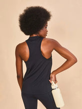 Laad de afbeelding in de Gallery-viewer, Model Back: Uv Line Fitness Top Regata Sport Color Fem Preto Upf50+