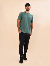 Laad de afbeelding in de Gallery-viewer, Model Front: Uv Line T-Shirt For Men T-Shirt New Fit Textura Masc Verde Jade Upf50+