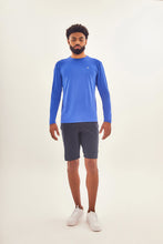 Laad de afbeelding in de Gallery-viewer, Model Front: Uv Line Rash Guard Longsleeve Uvpro Brasil Masc Cobalto Upf50+