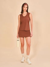 Laad de afbeelding in de Gallery-viewer, Model Front: Uv Line Fitness Top Regata Sport Color Fem Marrom Upf50+