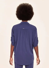 Laad de afbeelding in de Gallery-viewer, Model Back: Uv Line Shirtdress Shirt Copa Navy Blue Upf50+
