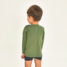 Laad de afbeelding in de Gallery-viewer, Model Back: Uv Line Rash Guard Longsleeve Baby Green Militar Upf50+
