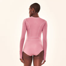 Laad de afbeelding in de Gallery-viewer, Model Back: Uv Line One-Piece Swimsuit Macae Malva Upf50+