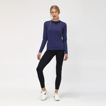 Laad de afbeelding in de Gallery-viewer, Model Front: Uv Line Rash Guard Longsleeve Uvpro Fem Navy Blue Upf50+