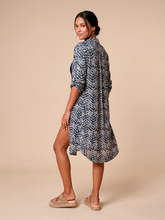 Laad de afbeelding in de Gallery-viewer, Model Back: Uv Line Shirtdress Midi Chemise Tie Dye Blue Upf50+