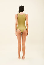 Laad de afbeelding in de Gallery-viewer, Model Back: Uv Line One-Piece Mirela Oliva Preto Upf50+