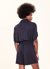 Laad de afbeelding in de Gallery-viewer, Model Back: Uv Line Fitness Bottom Shorts Fem Basic Black Upf50+