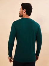 Laad de afbeelding in de Gallery-viewer, Model Back: Uv Line Rash Guard Longsleeve Masc New Fit Petroleo Upf50+