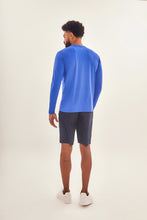 Laad de afbeelding in de Gallery-viewer, Model Back: Uv Line Rash Guard Longsleeve Uvpro Brasil Masc Cobalto Upf50+