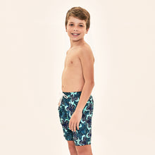 Laad de afbeelding in de Gallery-viewer, Image 02: Uv Line Boy's Swimwear Shorts Aqua Hibiscus Kids Upf50+