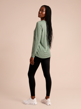 Laad de afbeelding in de Gallery-viewer, Model Back: Uv Line Rash Guard Longsleeve Fem New Fit Mix Grey Upf50+
