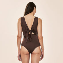 Laad de afbeelding in de Gallery-viewer, Image 07: Uv Line One-Piece Mirela Coqueiros Bege Upf50+