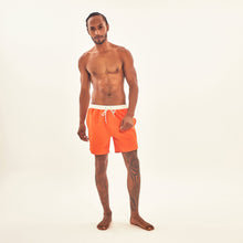 Laad de afbeelding in de Gallery-viewer, Model Front: Uv Line Short For Men / Bermuda Shorts Boxer Orange Upf50+
