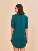 Laad de afbeelding in de Gallery-viewer, Model Back: Uv Line Shirtdress Shirtdress Copenhagen Petroleo Upf50+