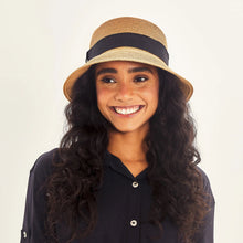 Laad de afbeelding in de Gallery-viewer, Model Front: Uv Line Bucket Hat Cap-Ferrat Kaki Upf50+