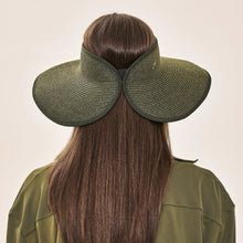 Laad de afbeelding in de Gallery-viewer, Model Back: Uv Line Visor Visor Siena Imp Fem Militar Green Upf50+