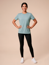 Laad de afbeelding in de Gallery-viewer, Model Front: Uv Line Beach Top T-Shirt Uvpro Fem Green Water Upf50+