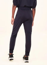 Laad de afbeelding in de Gallery-viewer, Model Back: Uv Line Beach Trousers Pants Fem Basic Black Upf50+
