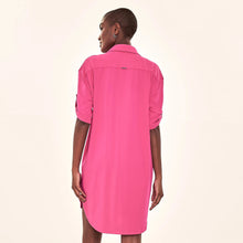 Laad de afbeelding in de Gallery-viewer, Model Back: Uv Line Shirtdress Shirtdress Copenhagen Cherry Hot Pink Upf50+