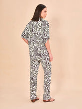 Laad de afbeelding in de Gallery-viewer, Model Back: Uv Line Shirtdress Shirt Copa Fauna Upf50+