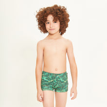 Laad de afbeelding in de Gallery-viewer, Model Front: Uv Line Boy's Swimwear Sunga Folhagem Kids Upf50+