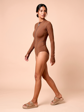 Laad de afbeelding in de Gallery-viewer, Image 03: Uv Line One-Piece Long Sleeve Swimsuit Macae Brown Upf50+