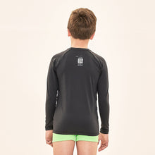 Laad de afbeelding in de Gallery-viewer, Model Back: Uv Line Rash Guard Acqua Qr Code Preto Upf50+
