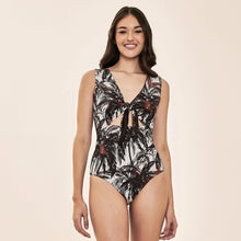 Laad de afbeelding in de Gallery-viewer, Model Front: Uv Line One-Piece Mirela Coqueiros Bege Upf50+