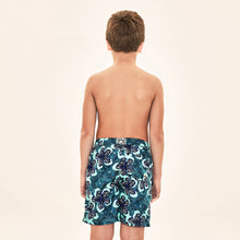 Laad de afbeelding in de Gallery-viewer, Model Back: Uv Line Boy's Swimwear Shorts Aqua Hibiscus Kids Upf50+