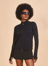 Laad de afbeelding in de Gallery-viewer, Model Front: Uv Line Rash Guard Jacket Fem New Fit Black Upf50+