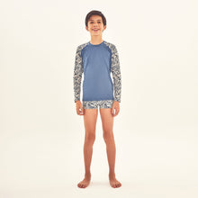 Laad de afbeelding in de Gallery-viewer, Model Front: Uv Line Rash Guard Rash Guard Kids Costela Aco Off White Upf50+