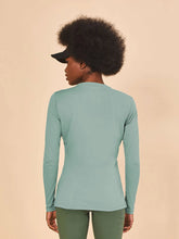 Laad de afbeelding in de Gallery-viewer, Model Back: Uv Line Rash Guard Longsleeve Fem New Fit Verde Agua Upf50+