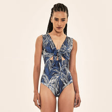 Laad de afbeelding in de Gallery-viewer, Model Front: Uv Line One-Piece Mirela Coqueiros Marinho Upf50+