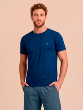 Laad de afbeelding in de Gallery-viewer, Model Front: Uv Line T-Shirt For Men T-Shirt Uvpro Masc Cobalt Upf50+