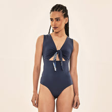 Laad de afbeelding in de Gallery-viewer, Image 04: Uv Line One-Piece Mirela Coqueiros Marinho Upf50+