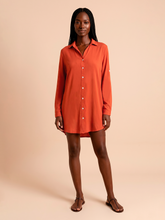 Laad de afbeelding in de Gallery-viewer, Model Front: Uv Line Shirtdress Shirtdress Copenhagen Pitanga Upf50+