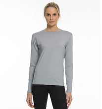Laad de afbeelding in de Gallery-viewer, Model Front: Uv Line Rash Guard Longsleeve Uvpro Fem Grey Upf50+