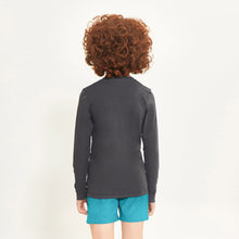 Laad de afbeelding in de Gallery-viewer, Model Back: Uv Line Rash Guard Longsleeve Uvpro Kids Preto Upf50+